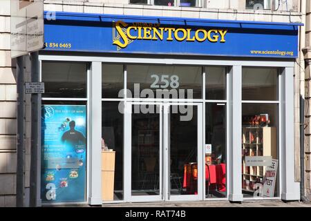 MANCHESTER, Großbritannien - 23 April, 2013: Scientology Kirche in Manchester, UK. Scientology Werbung durch seine Beteiligung mit Berühmtheiten wie T Stockfoto