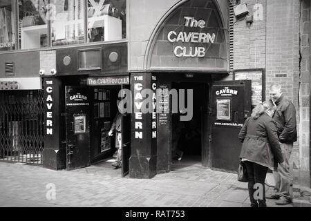 LIVERPOOL, Großbritannien - 20 April, 2013: die Menschen besuchen den Cavern Club in Liverpool, Großbritannien. Der Club ist bekannt als der erste Schauplatz die Beatles Konzert in Funktion Stockfoto