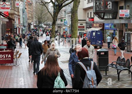 BIRMINGHAM, Großbritannien - 24 April 2013: Leute shop Downtown in Birmingham, UK. Birmingham ist die bevölkerungsreichste britische Stadt außerhalb von London mit 1,07 Millionen Stockfoto