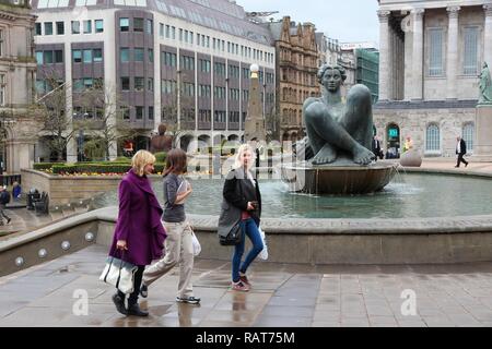 BIRMINGHAM, Großbritannien - 24 April 2013: die Menschen besuchen Victoria Square in Birmingham. Birmingham ist die bevölkerungsreichste britische Stadt außerhalb von London mit 1,074,30 Stockfoto