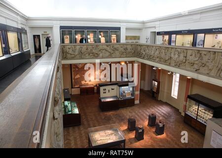 BIRMINGHAM, Großbritannien - 24 April 2013: Unbekannter Menschen besuchen Museum & Art Gallery in Birmingham. Mit 856 Tausend jährlichen Besucher Es ist die 16. Die meisten Stockfoto