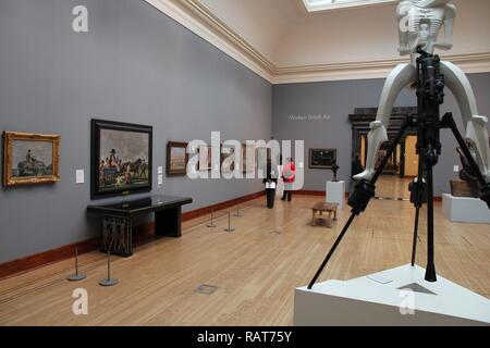 BIRMINGHAM, Großbritannien - 24 April 2013: Unbekannter Menschen besuchen Museum & Art Gallery in Birmingham. Mit 856 Tausend jährlichen Besucher Es ist die 16. Die meisten Stockfoto