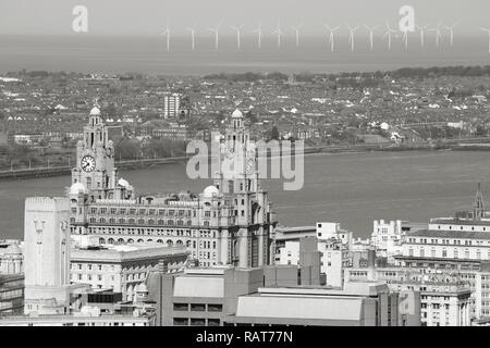 Liverpool - Stadt in North West England (UK). Luftbild mit berühmten Royal Liver Building und offshore Windparks. Schwarze und weiße Ton - retro monochr Stockfoto