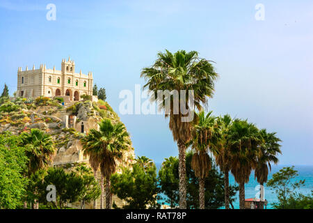 Tropea in Kalabrien, Süditalien. Kirche Santa Maria dell'Isola in sonniger Tag. travel Concept Stockfoto