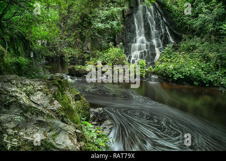 Linn Kiefer Wasserfall. Ländliche Wasserfall mit längeren Verschlusszeiten. Landschaft Szene. Malerisch und ruhig. Felsen, Wasser und Laub. Stockfoto