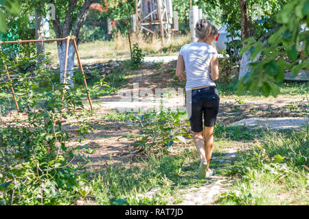 Mädchen aus dem zu Fuß zurück Stockfoto