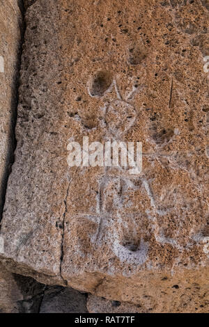 Petroglyphen, einschliesslich der menschlichen Figur, geschnitzt in Sandstein durch Ancestral Puebloan Leute an der Tsankawi prähistorischen Stätten in Bandelier National Monume Stockfoto