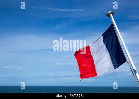 Französische Flagge am Heck von Cap Finistere Fähre fliegen, Brittany Ferries. Stockfoto