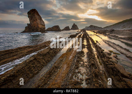 Geologischen Felsformationen am Playa de La Arnía, Kantabrien, Nordspanien. Stockfoto