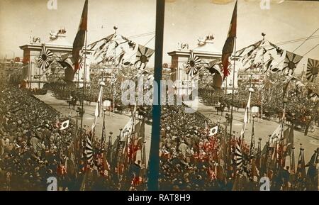 Menschenmassen entlang der Straße wie die Prozession der Kutschen, die Admiral Togo, Marineoffiziere, und Regierung neuerfundene Stockfoto