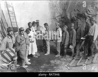 Österreichisch-ungarischen Soldaten in der Nähe von Feld Küche in Görz, 1916 Stockfoto