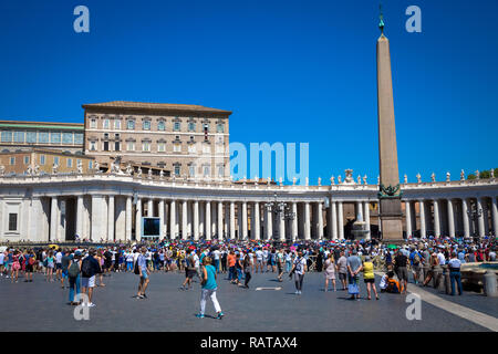 Rom, VATIKAN - 19. AUGUST 2018: Papst Franziskus am Sonntag beim Angelusgebet auf dem Petersplatz Stockfoto