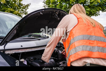 Junge Frau in einem Auto Aufschlüsselung Stockfoto