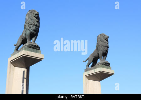 Die Löwen Skulpturen aus Bronze über die Podeste, auf die Brücke Puente de Piedra in Zaragoza, Aragon, Spanien. Die beiden Statuen sind das Wahrzeichen der Stadt Stockfoto