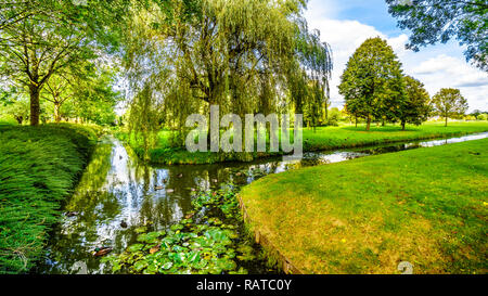 Typische holländische Polderlandschaft in den Beemster Polder in der westlichen Provinz Noord Holland in den Niederlanden Stockfoto