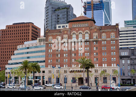 SAN FRANCISCO, Kalifornien, USA - 14. MAI 2018: Blick auf die Stadt Gebäude, Spaziergang entlang des Embarcadero. Die Küste der Bucht. Stockfoto