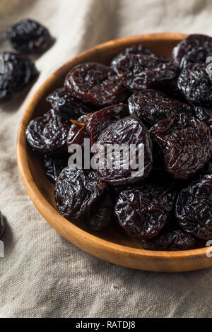 Rohe Organische chemische Pflaumen in eine Schüssel geben. Stockfoto