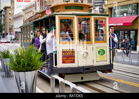 SAN FRANCISCO, Kalifornien, USA - 14. Mai, 2018 - vintage Straßenbahn mit Touristen auf die historischen Straßen der Stadt Stockfoto