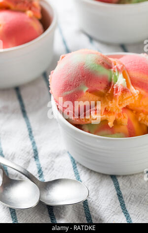 Hausgemachte Rainbow Eiscreme Sorbet in eine Schüssel geben. Stockfoto