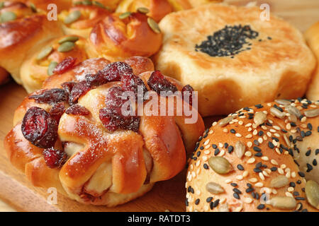 Geschlossen bis Brot mit getrockneten Früchten und anderen verschiedenen Arten von frischem Brot serviert auf Holz- Fach Stockfoto