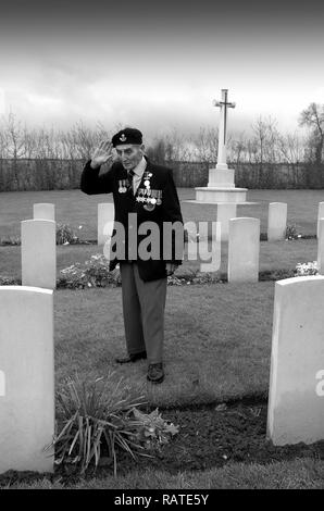 D-Day Veteran Soldat Ken Lieghfield von der Durham Light Infanterie grüßt seine gefallenen Kameraden auf dem Jerusalem Cemetery in der Normandie Frankreich 2004 Veteranen der Normandie d-Day Stockfoto