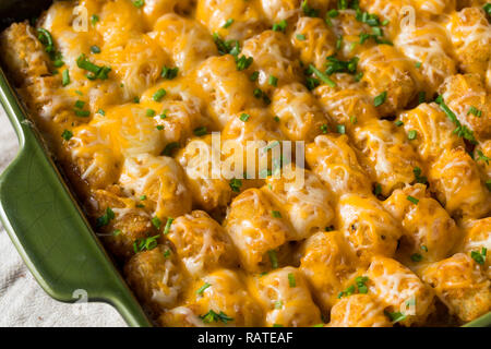 Hausgemachte Tater Tot Hotdish Auflauf mit Rindfleisch und Käse Stockfoto