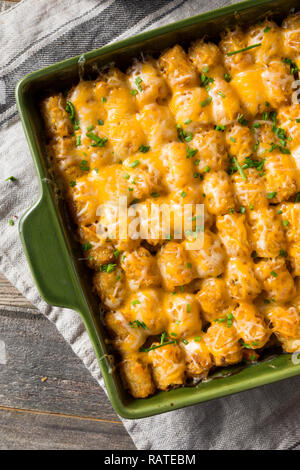 Hausgemachte Tater Tot Hotdish Auflauf mit Rindfleisch und Käse Stockfoto