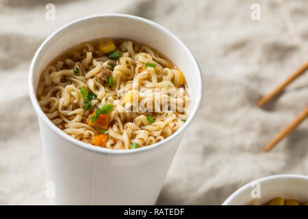 Instant Ramen Nudeln in eine Schale mit Rindfleisch Aroma Stockfoto