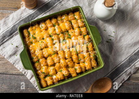 Hausgemachte Tater Tot Hotdish Auflauf mit Rindfleisch und Käse Stockfoto