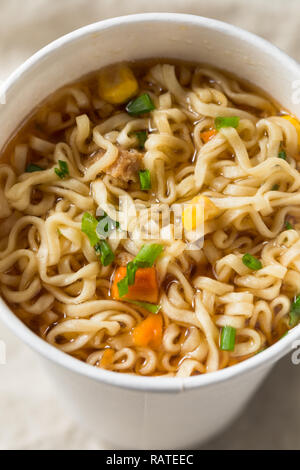 Instant Ramen Nudeln in eine Schale mit Rindfleisch Aroma Stockfoto