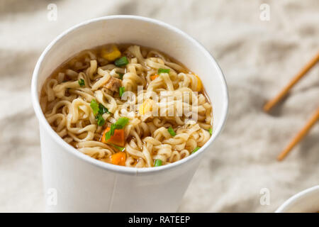Instant Ramen Nudeln in eine Schale mit Rindfleisch Aroma Stockfoto