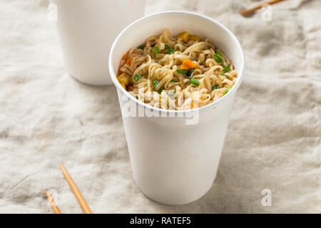 Instant Ramen Nudeln in eine Schale mit Rindfleisch Aroma Stockfoto