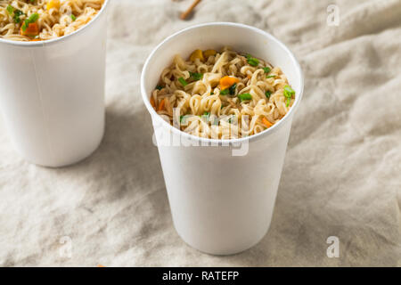 Instant Ramen Nudeln in eine Schale mit Rindfleisch Aroma Stockfoto