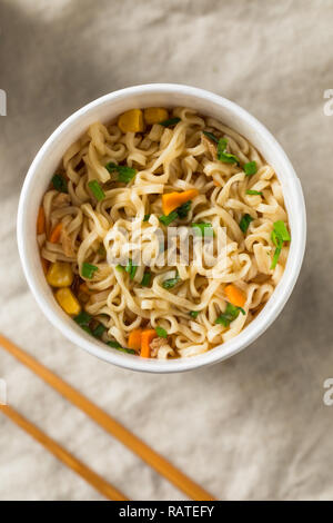 Instant Ramen Nudeln in eine Schale mit Rindfleisch Aroma Stockfoto
