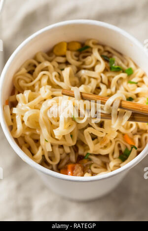 Instant Ramen Nudeln in eine Schale mit Rindfleisch Aroma Stockfoto