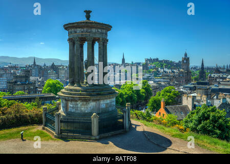 Die Dugald Stewart Denkmal auf Carlton Hill mit Blick auf Edinburgh, Schottland, Großbritannien, Europa. Stockfoto