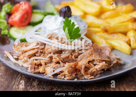 Griechischen Gyros mit tzaziki und Pommes Frites Stockfoto