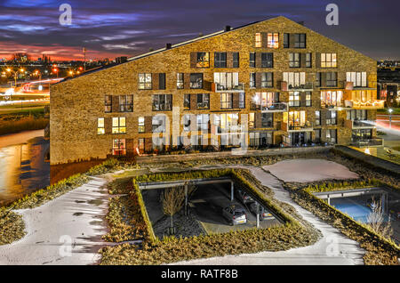 Lansingerland, Niederlande, Januar 20, 2017: Luftaufnahme des Ziegels Wohnhaus und ein Parkplatz mit Garten, in einer Winternacht Stockfoto