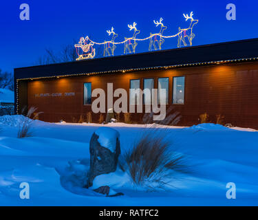 Winkler Kunst und Kultur Zentrum bei Nacht beleuchtet mit Weihnachtsbeleuchtung in Winkler, Manitoba, Kanada. Stockfoto