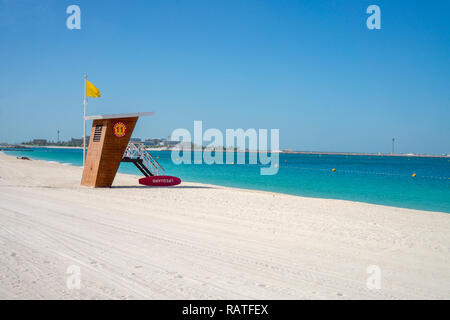 Notdienste Hütte an einem sonnigen Strand Jumeirah Beach in Dubai mit blauen Meer Stockfoto