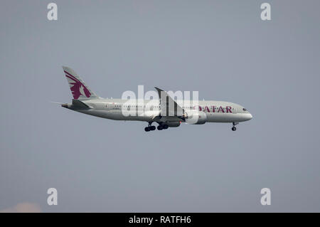 A7-BCD Qatar Airways Boeing 787-8 Dreamliner in Entebbe, Uganda, Afrika zu landen Stockfoto