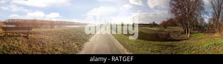 Panoramablick auf die Landschaft der Frankenthaler Petersau an sonnigen bewölkten Tag, Deutschland Stockfoto