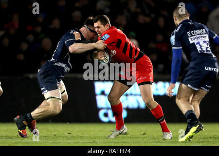 Sarazenen Alex Goode ist durch Verkauf Haie Tom Curry während der gallagher Premiership Gleichen an den AJ Bell Stadium, Salford in Angriff genommen. Stockfoto