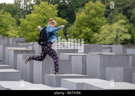 Personen, die springen auf der 'Memorial für die ermordeten Juden Europas". Stockfoto