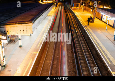 Die Züge ankommen und Verlassen der U-Bahnstation Finchley Central Stockfoto