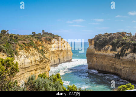 Ansicht von der Oberseite der Loch Ard Gorge ohne Touristen an einem klaren Sommertag mit Sea Breeze, Wellen und blauer Himmel (Great Ocean Road, Victoria, Australien) Stockfoto