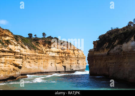 Ansicht von innen Loch Ard Gorge ohne Touristen an einem klaren Sommertag mit Sea Breeze, Wellen und blauer Himmel (Great Ocean Road, Victoria, Australien) Stockfoto