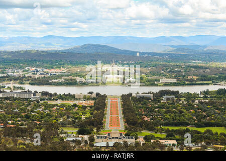 Canberra (Australien) als Kapital gesehen vom Mount Ainslie Lookout mit australischen Parlament und Molonglo River (Canberra, Australien) Stockfoto