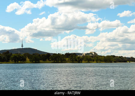 Molonglo River in Canberra (Hauptstadt von Australien) mit Fernsehturm (Black Mountain Tower/Telstra Tower) im Hintergrund (Canberra, Australien) Stockfoto