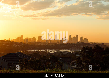 Magische glühendes Abendrot über die Skyline von Sydney wie gesehen an einem Sommerabend von Dover Heights (Sydney, Australien) Stockfoto